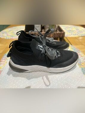 Calvin Klein Runner Low Top Sneakers Women’s Size 6